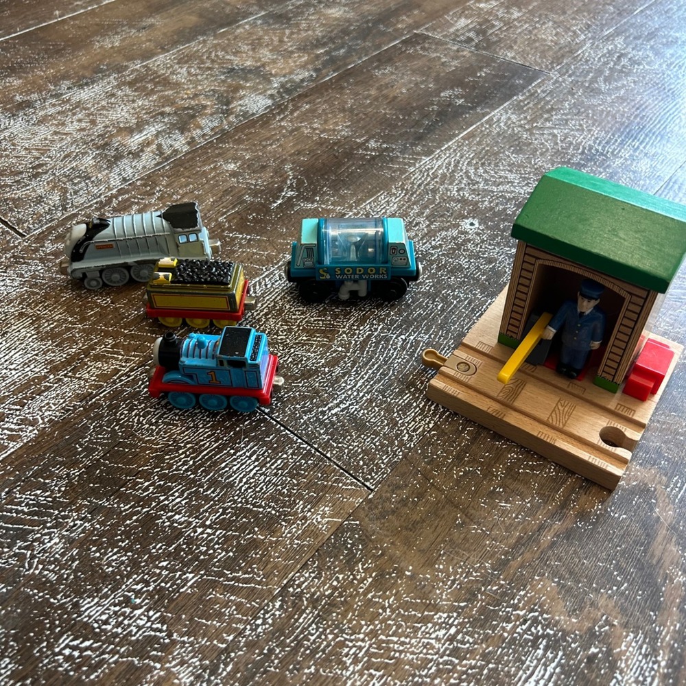 Thomas & Friends Take Along Diecast Trains Spencer Thomas & Wooden Station Lot